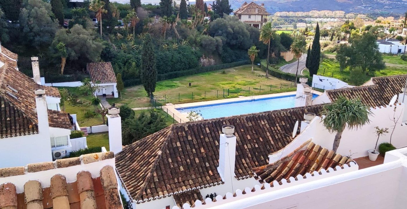 ¡FANTASTICO PISO CON PISCINA EN PUEBLO MIJITAS, MIJAS GOLF!